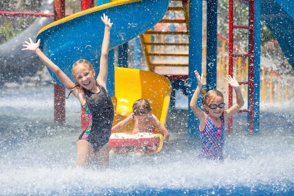 Drei kleine Kinder spielen im Schwimmbad — Stockfoto