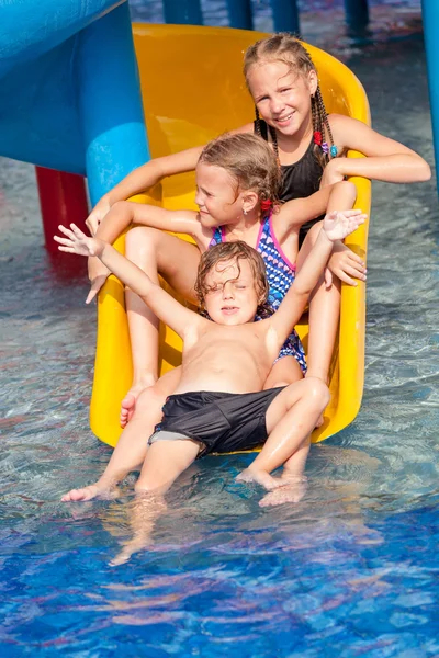 Três crianças brincando na piscina — Fotografia de Stock