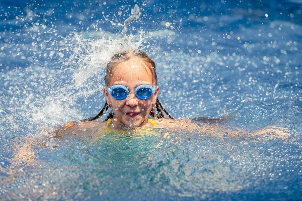 Adolescente feliz chica jugando en la piscina —  Fotos de Stock