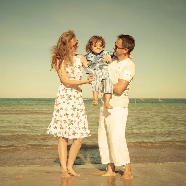 Gelukkige familie spelen op het strand op het moment van de dag — Stockfoto