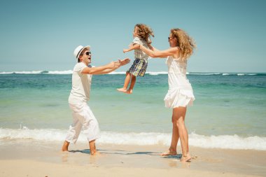 o zaman gün sahilde oynarken mutlu bir aile