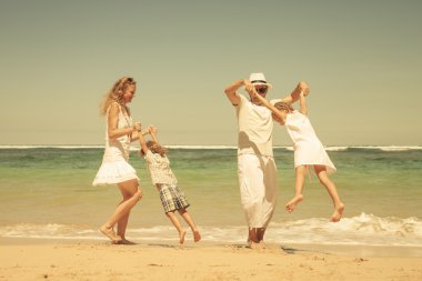 o zaman gün sahilde oynarken mutlu bir aile