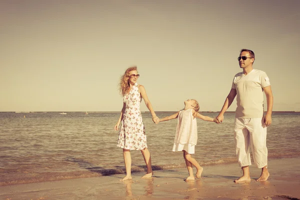 Felice famiglia a piedi in spiaggia durante il giorno — Foto Stock