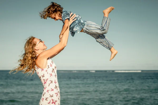 Madre e hijo jugando en la playa durante el día — Foto de Stock