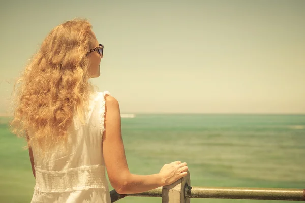 Donna in abito bianco sulla costa dell'oceano — Foto Stock