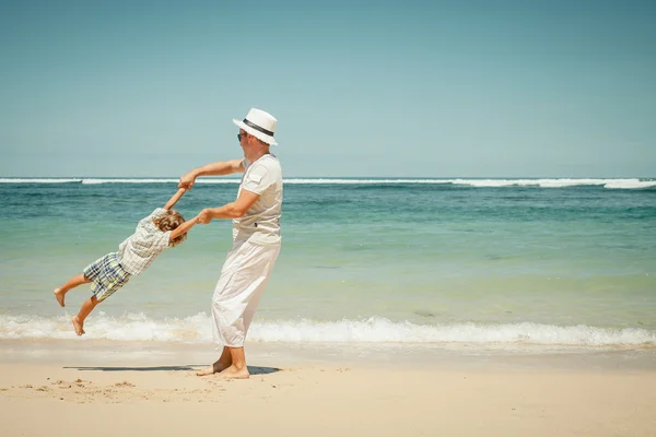 Padre e hijo jugando en la playa durante el día —  Fotos de Stock