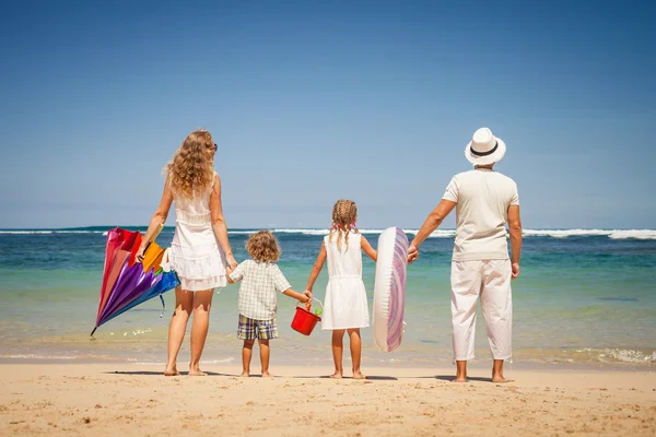 Glad familj står på stranden på dagarna — Stockfoto