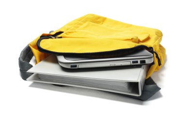 laptop ve sarı sırt çantası içinde dosya