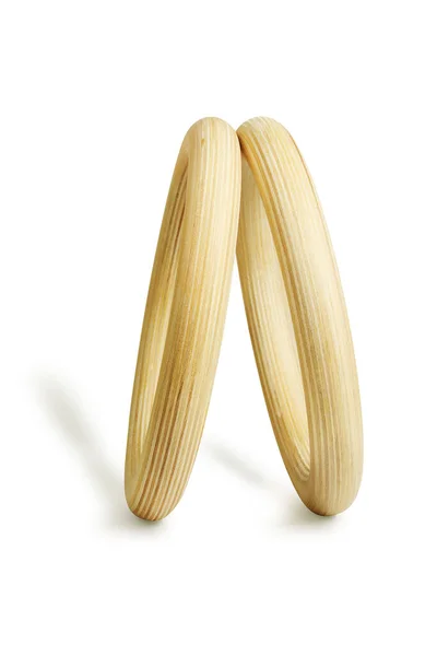 白い背景に立つ木製のリングのペア — ストック写真
