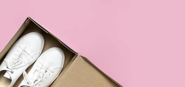 Beyaz Kadın Deri Spor Ayakkabıları Parlak Pembe Arka Plan Manzaralı — Stok fotoğraf