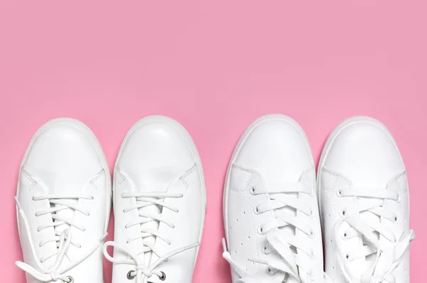 Pembe Arka Planda Beyaz Kadın Deri Spor Ayakkabıları Düz Yerde — Stok fotoğraf