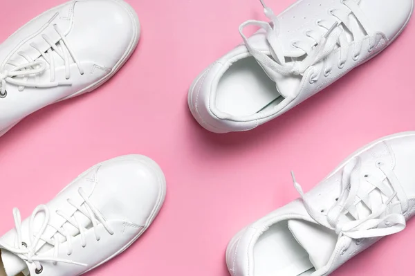 Witte Leren Damessneakers Roze Achtergrond Bovenaanzicht Plat Lay Stijlvolle Jeugdsneakers — Stockfoto
