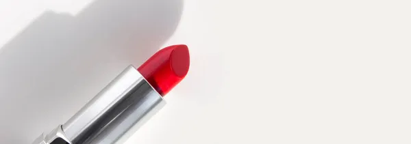 Roter Lippenstift Auf Weißem Hintergrund Schönheit Und Kosmetik Hintergrund Dekorative — Stockfoto