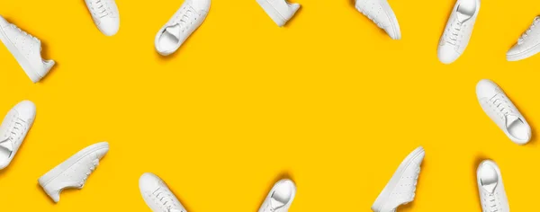 Білі Шкіряні Кросівки Жовтому Тлі Плоский Візерунок Стильні Молодіжні Кросівки — стокове фото