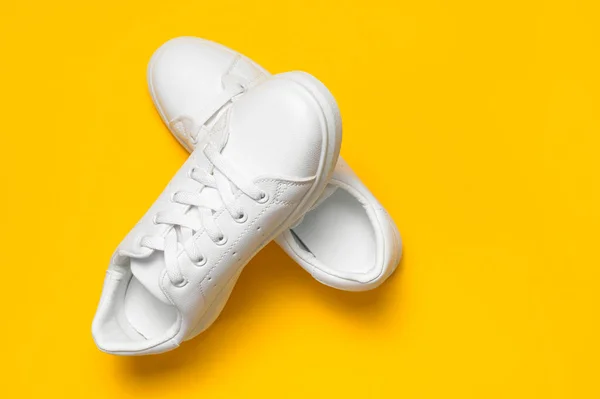 Witte Leren Damessneakers Gele Achtergrond Bovenaanzicht Plat Lay Stijlvolle Jeugdsneakers — Stockfoto