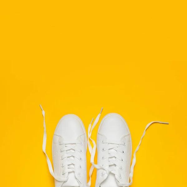 Zapatillas Deporte Cuero Las Mujeres Blancas Sobre Fondo Amarillo Vista —  Fotos de Stock