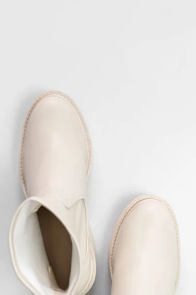 ファッショナブルなベージュの革の女性のブーツでラフソールライトグレーの背景トップビュー トレンドの春の秋の靴 創造的なミニマルな靴の背景 履物のレイアウト Mock — ストック写真