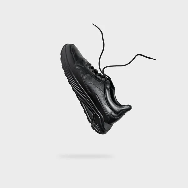 Flying Black Klassiska Läder Män Sneakers Isolerad Ljusgrå Bakgrund Fashionabla — Stockfoto