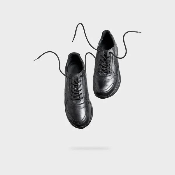 Flying Black Classic Δερμάτινα Ανδρικά Sneakers Απομονωμένα Ανοιχτό Γκρι Φόντο — Φωτογραφία Αρχείου