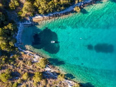 Yunanistan 'daki güzel deniz kıyısının havadan görünüşü