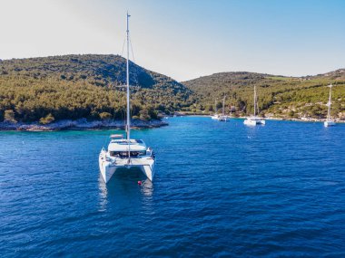 Gün batımında güzel bir deniz manzarası. Yunanca.