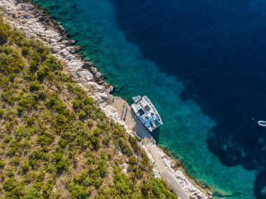 Su olan eski bir adadaki küçük köyün hava manzarası..