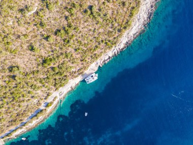 Mavi lagün, sardunya, İtalya 'daki güzel tropikal sahil ve deniz manzarası