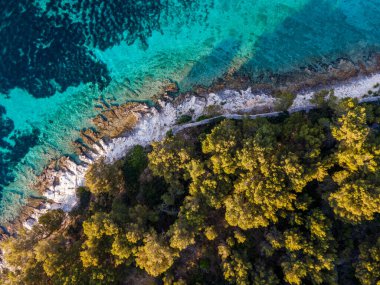 İsrail 'in kuzeyindeki Akdeniz adası ve deniz manzarası.