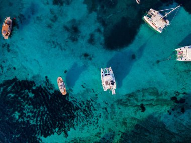 Yazın Akdeniz adasının hava manzarası.