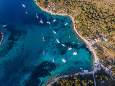 Mavi gökyüzü ile güzel sahil ve denizin havadan görünüşü