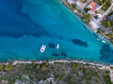 İyon denizindeki güzel kumsalın hava manzarası, Yunan