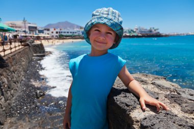 Çocuk deniz arka planda