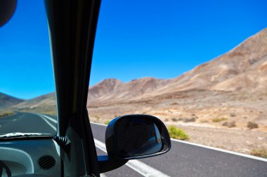 seyahat sırasında bir otomobilin görünümü