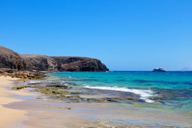 papagayo Sahili ve bir gemi