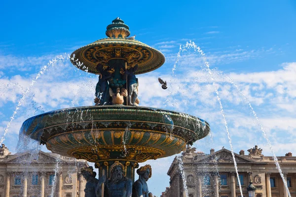 Fonte na Place de la Concorde em Paris Fotos De Bancos De Imagens