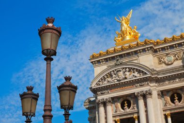 Opera Binası ve Paris'te bir lamba