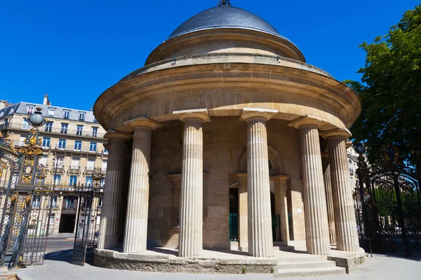 Edificio con pilastri tutt'intorno — Foto Stock