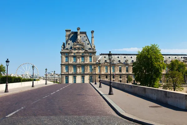 Вид на мост и архитектуру в Париже — стоковое фото