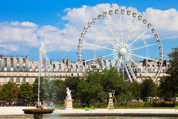 Big wheel at a fountain in Paris — Stock Photo, Image