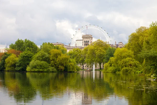 View at London eye from Hyde park — Stock Photo, Image
