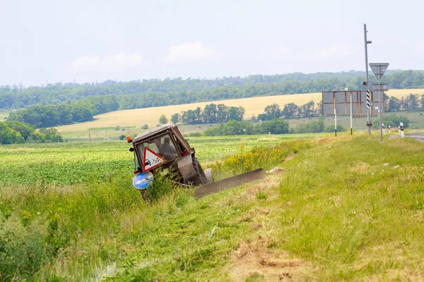 草刈りする機械芝刈り機が付いているトラクター — ストック写真