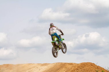 RUSSIA, Novoshakhtinsk - Mayıs 08, 2021: Motosikletçiler off-road sporu motosikletlerine biniyor