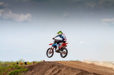 RUSSIA, Novoshakhtinsk - Mayıs 08, 2021: Motosikletçiler off-road sporu motosikletlerine biniyor