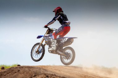 RUSSIA, Novoshakhtinsk - Mayıs 08, 2021: Motosikletçiler off-road sporu motosikletlerine biniyor