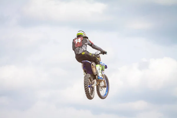 RÚSSIA, Novoshakhtinsk - MAIO 08, 2021: Motociclistas montam esportes de cross-country motocicletas off-road — Fotografia de Stock