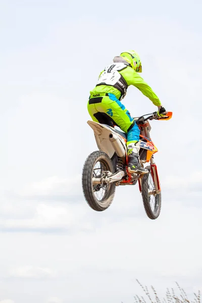 RÚSSIA, Novoshakhtinsk - MAIO 08, 2021: Motociclistas montam esportes de cross-country motocicletas off-road — Fotografia de Stock