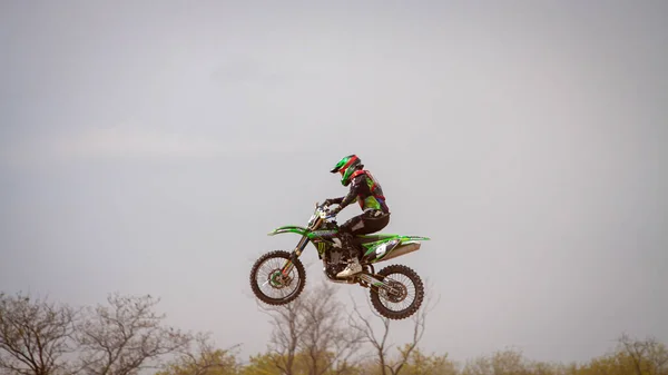 RUSSIA, Novoshakhtinsk - 8 mei 2021: Motorrijders rijden op off-road sportieve cross-country motorfietsen — Stockfoto