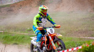 RUSSIA, Novoshakhtinsk - Mayıs 08, 2021: Motosikletçiler off-road sporu motosikletlerine biniyor