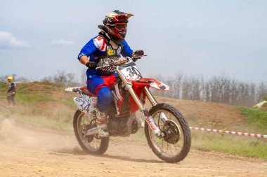 RUSSIA, Novoshakhtinsk - Mayıs 08, 2021: Motosikletçiler off-road sporu motosikletlerine biniyor