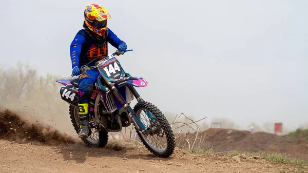 RÚSSIA, Novoshakhtinsk - MAIO 08, 2021: Motociclistas montam esportes de cross-country motocicletas off-road — Fotografia de Stock